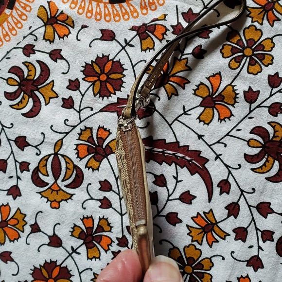 🎉 Host Pick 🎉 COACH Tan Signature Jacquard Key/Card Holder 4"x3" wristlet - Picture 4 of 10